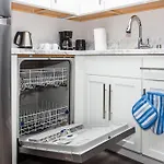 2 Bedroom, 2 Bathroom Detached Apt Max 7 Sleepers
